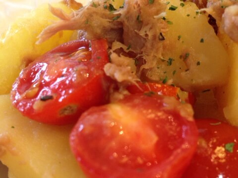 じゃがいもとツナとミニトマトのガーリック炒め